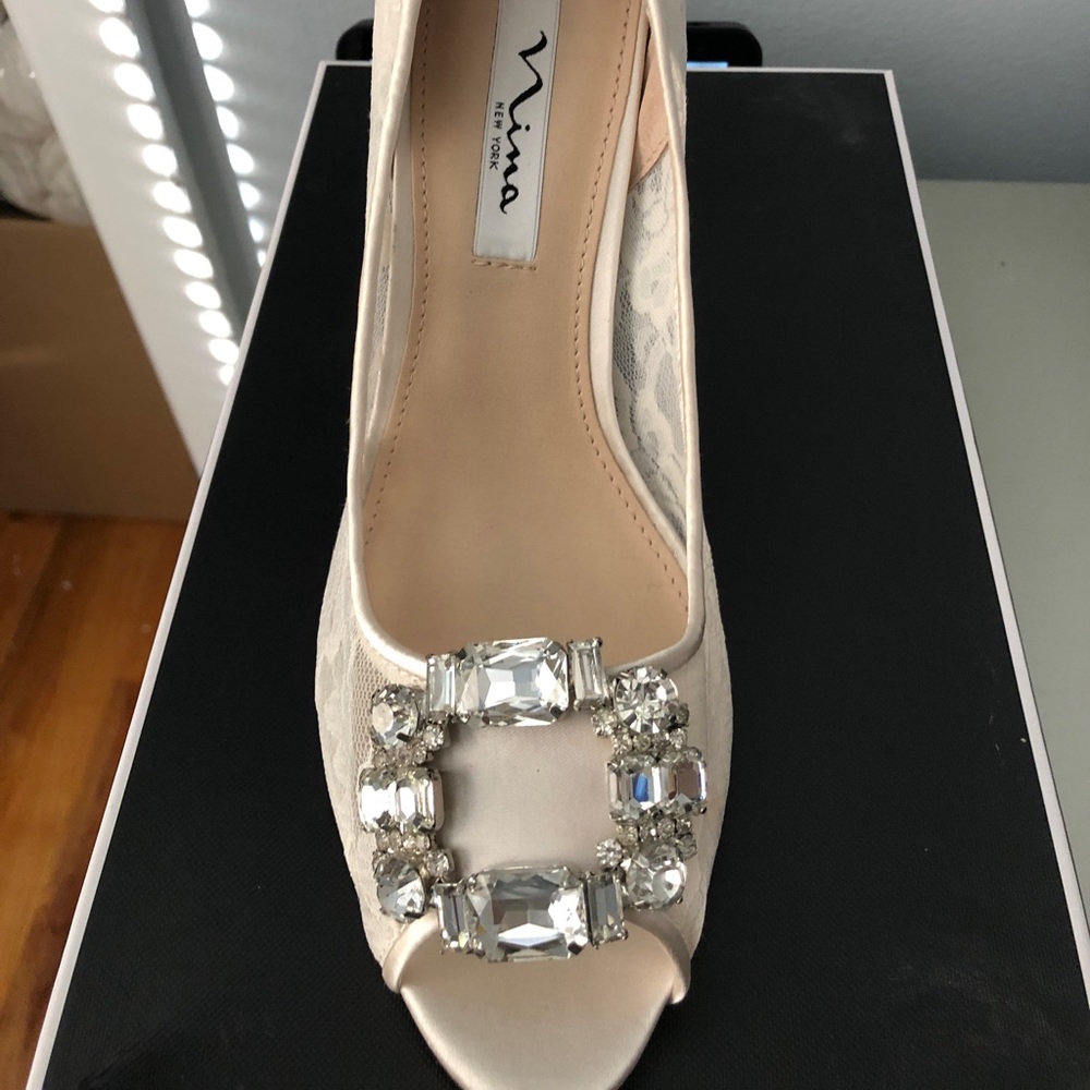 Nina Rhodes Ivory lace peep toe pump brand new